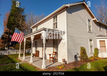 Clifton, VA, USA 11-14-2020: Ein zweistöckiges, weiß, hölzern, gut erhalten, Jahrgang, Einfamilienhaus aus dem 19th. Jahrhundert im historischen Clifton, einem kleinen Stockfoto