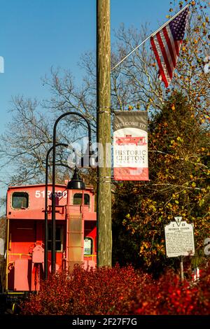 Clifton, VA, USA 11/14/2020: Historisches Clifton ist eine kleine malerische Stadt, die Heimat von Devereux Station auf der Norfolk und Western Bahnstrecke mit einem Vin Stockfoto