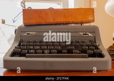 Clifton, VA, USA 11-14-2020: Nahaufnahme einer antiken Schreibmaschine der Marke Royal mit einer braunen Holzkiste. Die Vintage Maschine ist grau mit schwarz Stockfoto