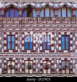 Plaza Alta rot-weiße Gebäude in Badajoz, Spanien Stockfoto