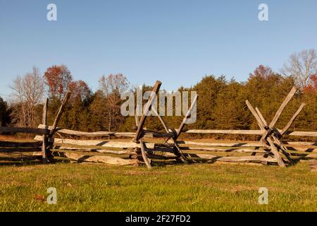 Historische hölzerne Pfostenzäune (Zeitzaun) im Manassas National Battlefield Park. Diese defensiven Strukturen wurden gegen Kavallerie Charg verwendet Stockfoto