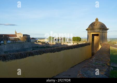 Elvas Burgmauern gelben Turm in Alentejo, Portugal Stockfoto