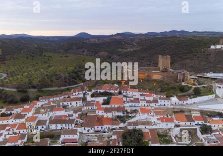 Mertola Drohne Luftaufnahme der Stadt und Landschaft mit Guadiana Fluss und mittelalterliche historische Burg auf der Spitze in Alentejo, Por Stockfoto