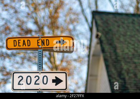 Ein abstrakter sarkastischer Blick auf das Jahr 2020. Pfosten mit Pfeilen, die 2020 und 'Sackgasse' in die gleiche Richtung zeigen. Eine Konzeptzusammenfassung aller un Stockfoto