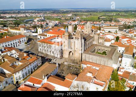 Evora Drohne Luftaufnahme an einem sonnigen Tag mit historischen Gebäuden Stadtzentrum und Kirche in Alentejo, Portugal Stockfoto