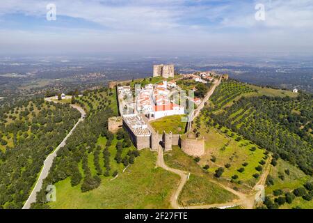 Evoramonte Drohne Luftaufnahme von Dorf und Schloss in Alentejo, Portugal Stockfoto