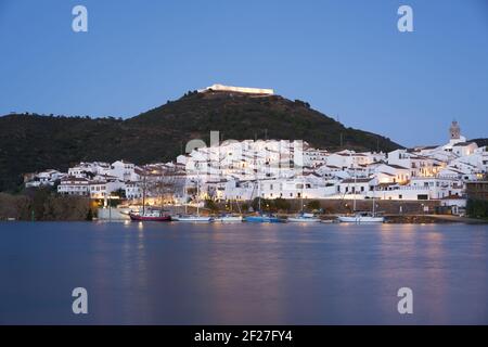 Sanlucar de Guadiana in Spanien und Alcoutim in Portugal mit Segelbooten auf dem Fluss Guadiana Stockfoto