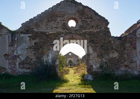 Frau Mädchen verlassen Ruine Mine Gebäude rote Landschaft in Mina de Sao Domingos, Portugal Stockfoto