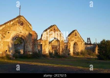Verlassene Ruine Mine Gebäude rote Landschaft in Mina de Sao Domingos, Portugal Stockfoto