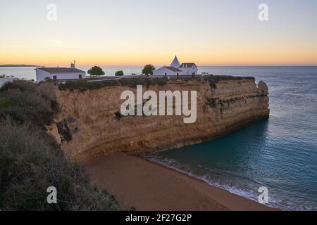 Nossa Senhora da Rocha Kirche in Algarve bei Sonnenuntergang, Portugal Stockfoto