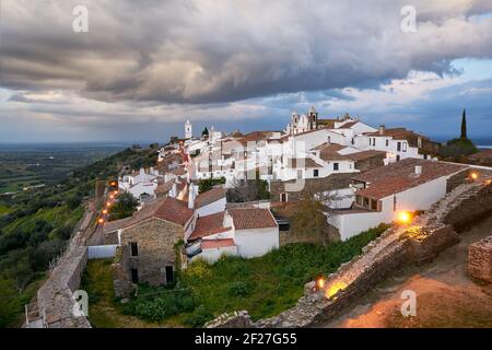 Monsaraz Dorf bei Sonnenaufgang mit stürmischem Wetter in Alentejo, Portugal Stockfoto