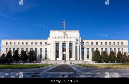 Washington DC, USA, 11-29-2020: Panoramablick auf das Marriner S. Eccles Federal Reserve Board Building (Eccles Building), in dem sich die Hauptniederlassungen befinden Stockfoto