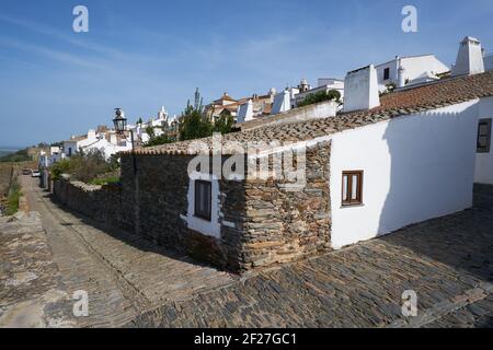 Monsaraz Dorfstraße mit weißen Häusern in Alentejo, Portugal Stockfoto