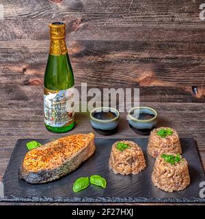 Lachs Risotto Sake Gläser Basilikum Stockfoto