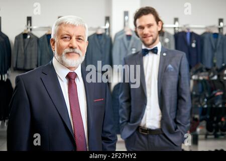 Portrait von zwei Männern in eleganten Anzügen in der Kleidung des Ladens. Konzept des Einkaufens. Stockfoto