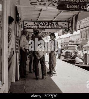 Hauptstraße, vor dem Büro des Oregon Employment Center. Mann mit Bettdecke Rolle ist indisch, kommen, um Job in Hopfenfeldern zu finden. Independence, Polk County, Oregon. . August 1939. Foto von Dorothea lange Stockfoto