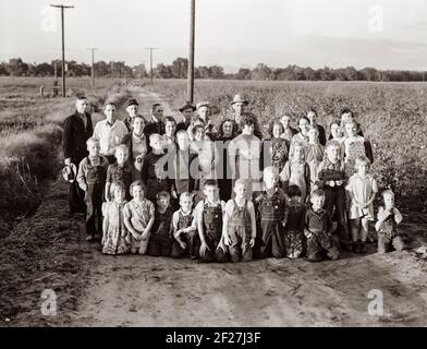 Visalia (Umgebung), Tulare County, Kalifornien. Die Farm Security Administration. Genossenschaftsfarm der Bergleute. Zehn Familien wurden auf der alten Ranch von 500 Hektar gegründet, die sie als Farmeinheit betreiben und Baumwollalfalfa und Milchprodukte für Cash-Crops anbauen. November 1938. Foto von Dorothea lange Stockfoto