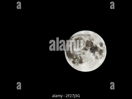 Vollmond am Himmel. Krater sind sichtbar. Stockfoto