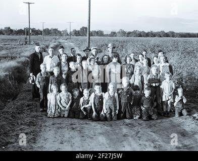 Visalia (Umgebung), Tulare County, Kalifornien. Die Farm Security Administration. Genossenschaftsfarm der Bergleute. Zehn Familien wurden auf der alten Ranch von 500 Hektar gegründet, die sie als Farmeinheit betreiben und Baumwollalfalfa und Milchprodukte für Cash-Crops anbauen. November 1938. Foto von Dorothea lange Stockfoto