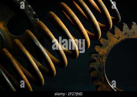 Verrostete Feder und Zahnräder mit schwarzem Hintergrund. Stockfoto