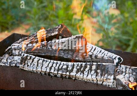 Feuer auf Kohlen in einem vor der Zubereitung von Schaschlik mangal Stockfoto