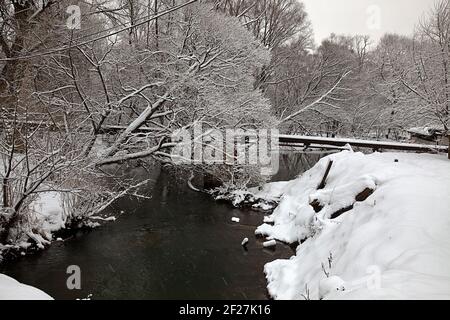 Winterabend auf einem Fluss. Januar in Moskauer Vororten. Stockfoto