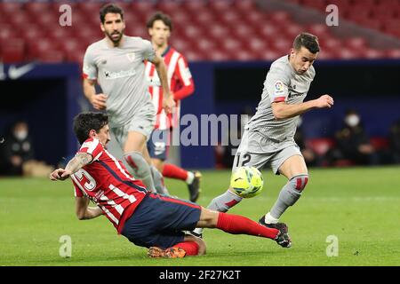 Madrid, Spanien. März 2021, 10th. Stefan Savic (L) von Atletico Madrid spielt mit Alejandro Berenguer von Atletic Bilbao während eines Fußballspiels der spanischen Liga zwischen Atletico Madrid und Athletic Bilbao in Madrid, Spanien, am 10. März 2021. Quelle: Edward F. Peters/Xinhua/Alamy Live News Stockfoto