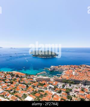 Luftdrohnenaufnahme von Otok Lokrum in der Nähe der Adria Dubrovnik Altstadt in Kroatien Sommermittags Stockfoto