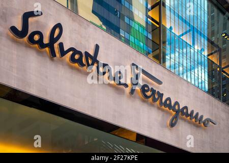 Manhattan, New york, USA 11-26-2020, Salvatore Ferragamo Store auf der Fifth Avenue, Stockfoto