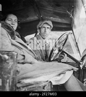 Wir sind gerade aus Kansas gekommen. Auf der Autobahn, die zur Kartoffelernte geht. In Der Nähe Von Merrill, Klamath County, Oregon. Foto von Dorothea lange Stockfoto