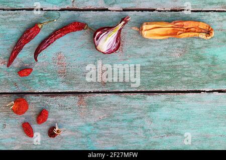 Alt ausgetrocknet, verdorbenes Gemüse, Zwiebel, Tomaten, Chili, Zucchini auf einem Holzsockel Stockfoto