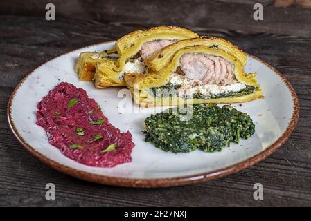 Lachsteig Spinat Pesto roter Moschus Stockfoto