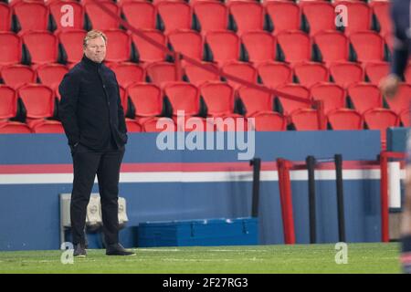 FC Barcelona, Ronald Koeman beobachtet seine Spieler während der UEFA Champions League Runde von 16 Spiel zwischen Paris Saint-Germain und FC Barcelona im Parc des Princes, am 10. März 2021 in Paris, Frankreich. Foto von David Niviere/ABACAPRESS.COM Stockfoto