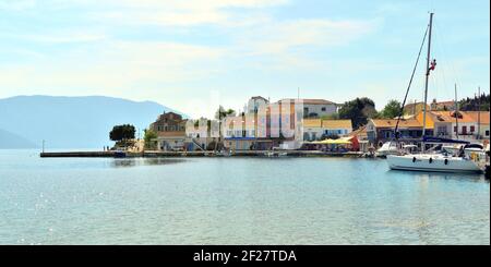 Ruhiger Morgen im Fiskardo Dorf auf der Kefalonia Insel Griechenland Stockfoto