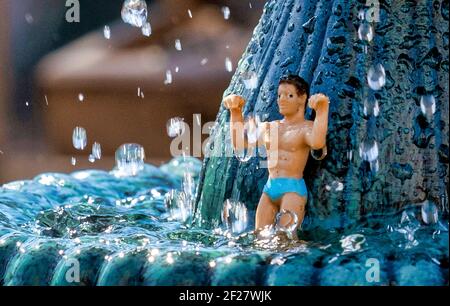 Nigel der HE-man genießt das schöne Wetter unter dem einweichen Wasserfall Stockfoto