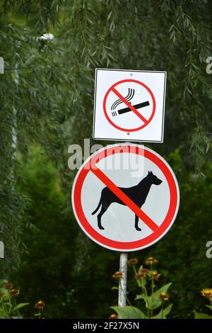 Melden Sie sich in einem öffentlichen Park Warnung, dass Hunde und Rauchen sind nicht erlaubt. Stockfoto