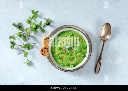 Vegane grüne Suppe, Schuss über Kopf mit Toast und Minze Stockfoto