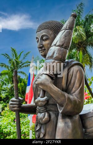 Eine Buddha-Statue eines Waldmönchs vor dem Thai Buddhist Temple, Wat Buddharangsi von Miami, gelegen im ländlichen Redland-Gebiet von Miami-Dade County, Flori Stockfoto