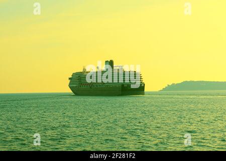 Kreuzfahrtschiff Segeln . Globale Kreuzfahrt . Großes Schiff auf offener See Stockfoto