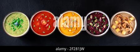 Veganes Suppenpanorama. Eine Auswahl an Gemüsesuppen, über Kopf flach lag Schuss Stockfoto