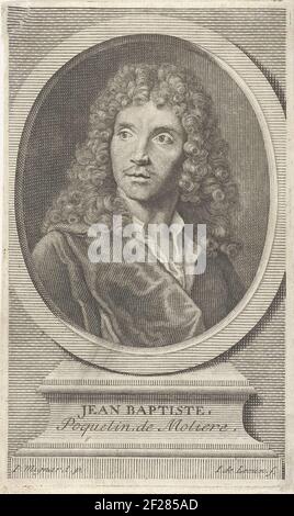 Porträtbüste im Oval rechts von Jean Baptiste Poquelin Molière, Dramatiker und Schauspieler, barheads. Das Porträt befindet sich auf einem Sockel mit dem Porträtnamen. Stockfoto