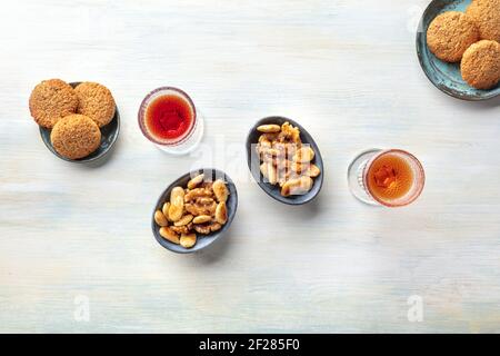 Zwei Gläser Wein mit Keksen und Nüssen, von oben geschossen Stockfoto