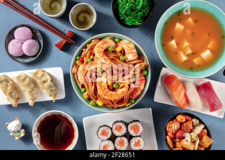 Japanische Küche. Sushi, udon, Misosuppe, Tee, Mochi usw. Von oben aufgenommen Stockfoto