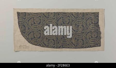 Fragment blaues Seidengewebe mit stilisierten Acanthus-Getränken und Palmets. Fragment Blaue Seide mit Muster in Gold aus Zigzag Ranken mit Kreuzteller Palmets und großen Einhaken Curly Side Drinks. Stockfoto