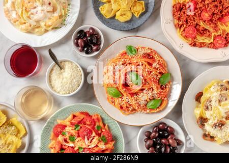 Pasta, verschiedene Gerichte, flache Lay-Shot-Platten, italienisches Essen Stockfoto