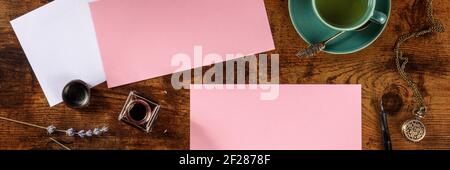 Panorama mit pinkfarbenem Papeterie, Topshot Stockfoto