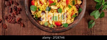 Marokkanisches Couscous-Panorama mit Zutaten, Top Shot Stockfoto