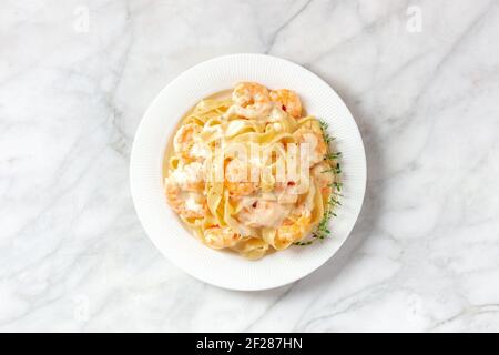 Pasta mit Meeresfrüchten. Pappardelle mit Garnelen und Sahnesauce Stockfoto