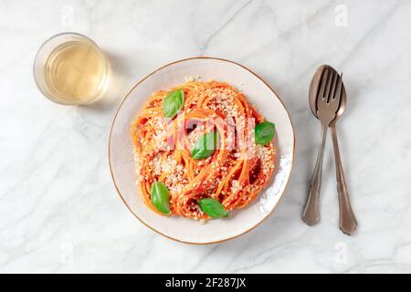 Pasta mit Wein. Spaghetti mit Tomatensauce, Parmesankäse und Basilikum Stockfoto