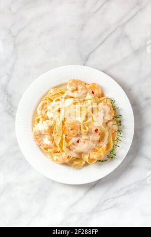 Pappardelle mit Garnelen und Sahnesauce, von oben geschossen Stockfoto